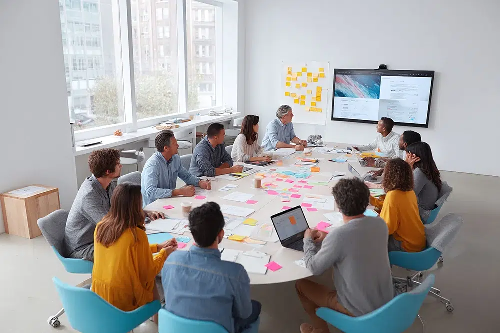 idee-on-besprechung-mit-praesentation-in-grosser-runde Besprechung mit Präsentation in großer Runde