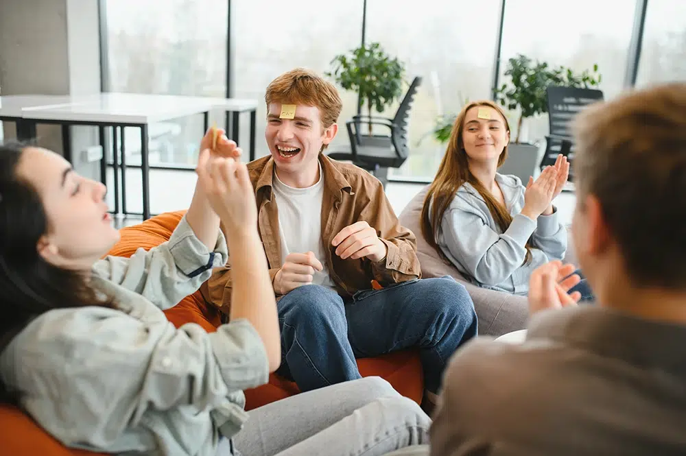 idee-on-jugendliche-in-der-betreuung-ratespiel Jugendliche lachen gemeinsam bei einem Ratespiel